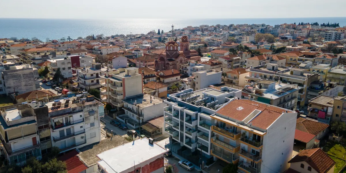 Τριόροφη πολυκατοικία στην Χαλκιδική