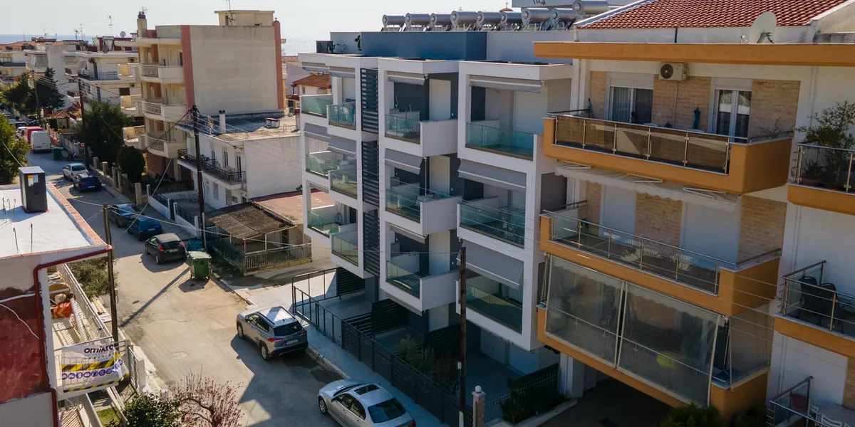 Τριόροφη πολυκατοικία στην Χαλκιδική