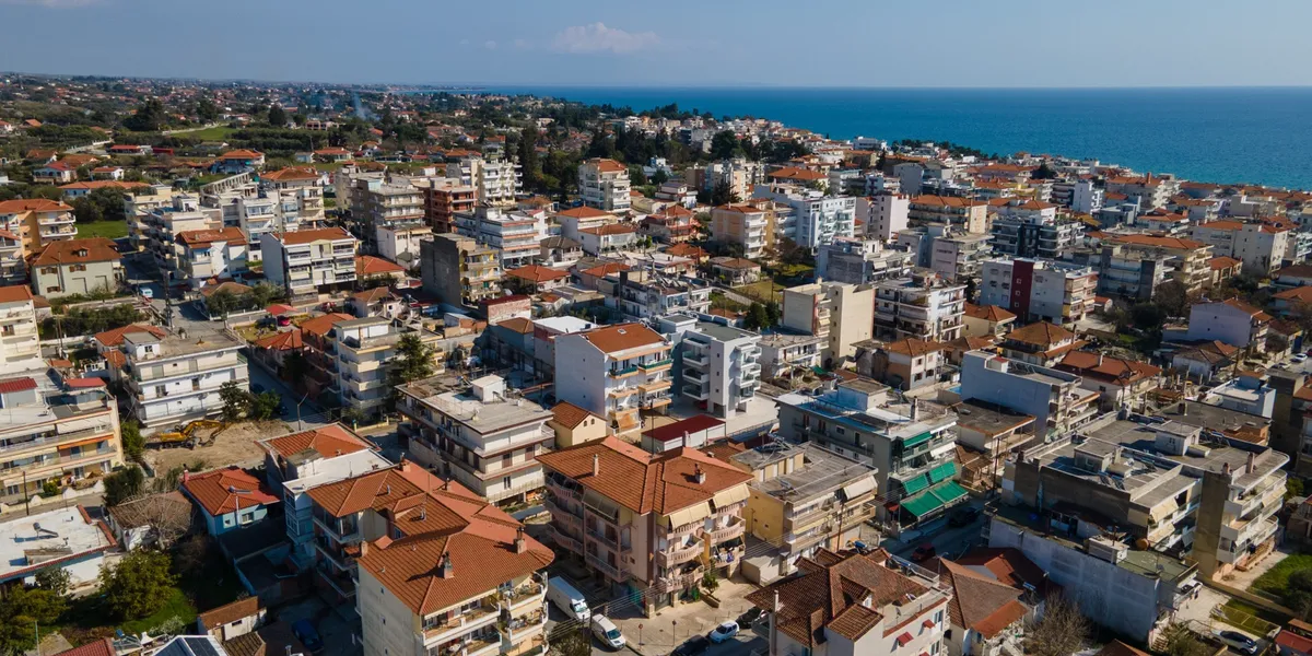 Τριόροφη πολυκατοικία στην Χαλκιδική