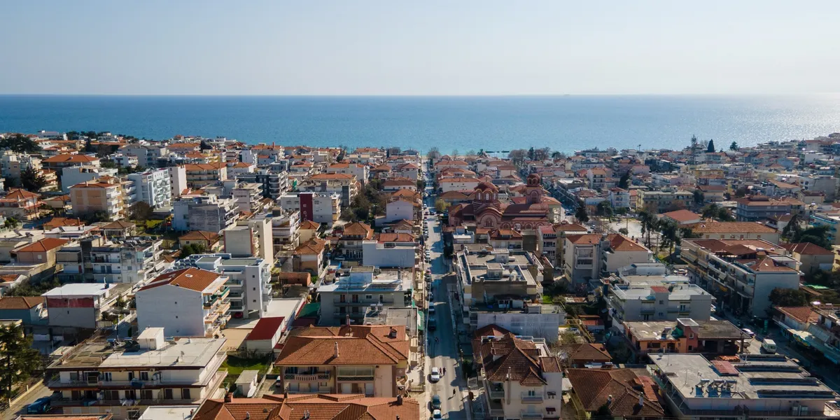 Τριόροφη πολυκατοικία στην Χαλκιδική