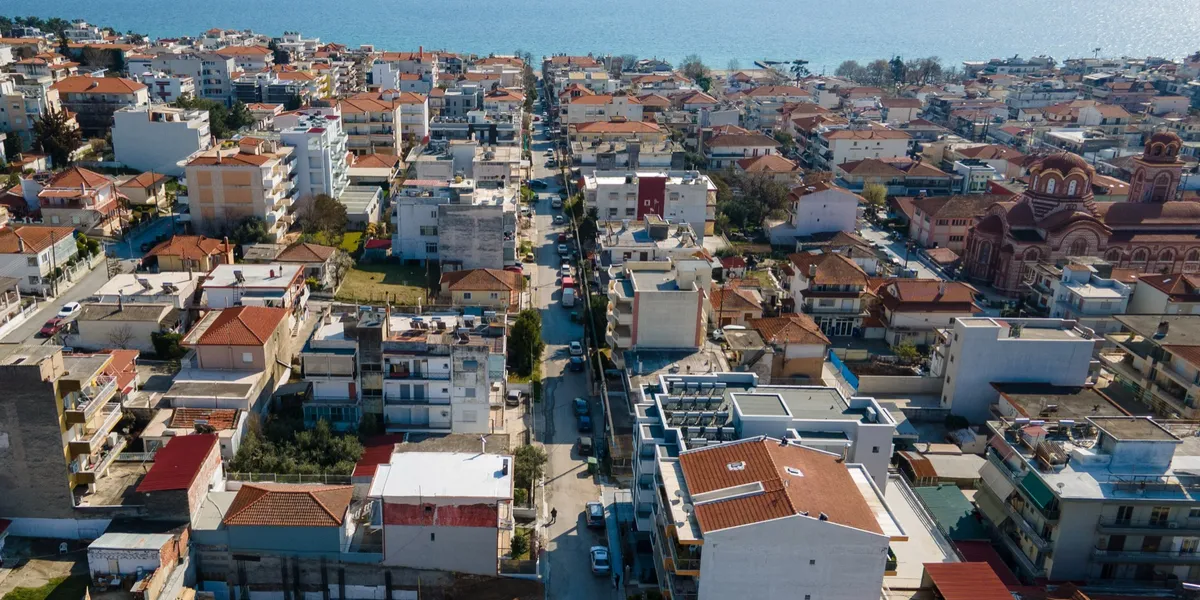 Τριόροφη πολυκατοικία στην Χαλκιδική